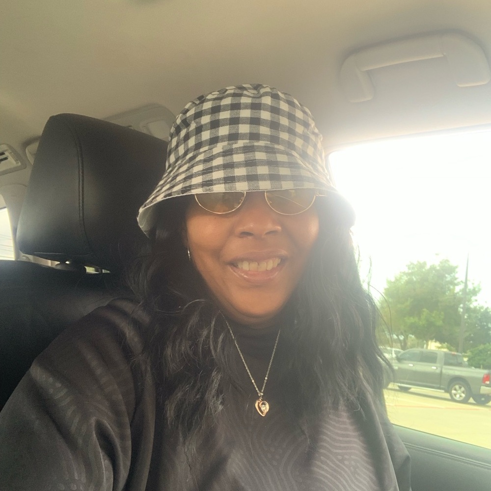 Meet your Posher, Ronya